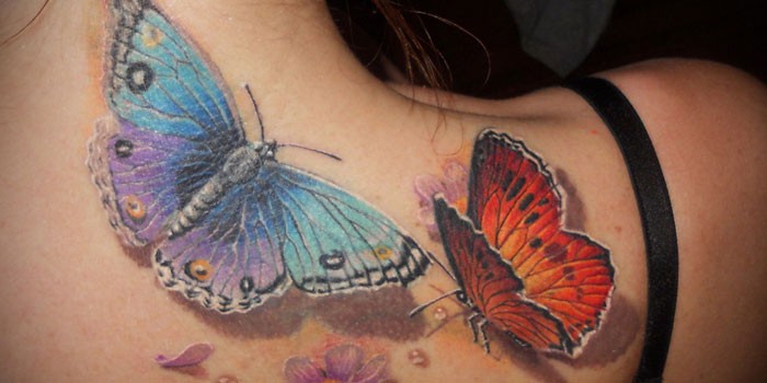 Tatuaże na grzbiecie (z tyłu) dla dziewcząt: hieroglify, napisy z tłumaczeniem, kwiaty, kropki, runy, planety, linie. Piękne szkice