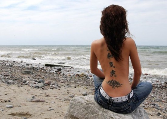 Tatueringar på ryggraden (baksidan) för tjejer: hieroglyfer, inskriptioner med översättning, blommor, prickar, runor, planeter, linjer. Vackra skisser