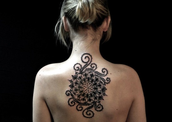 Tatuaggi sulla colonna vertebrale (schiena) per ragazze: geroglifici, iscrizioni con traduzione, fiori, punti, rune, pianeti, linee. Bellissimi schizzi