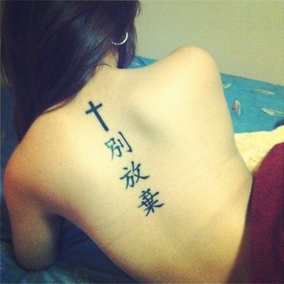 Tatuaże na grzbiecie (z tyłu) dla dziewczynek: hieroglify, napisy z tłumaczeniem, kwiaty, kropki, runy, planety, linie. Piękne szkice