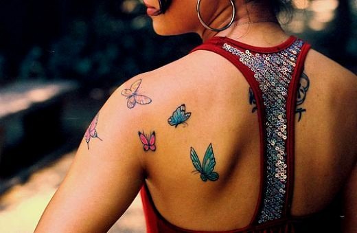 Tetování na páteři (vzadu) pro dívky: hieroglyfy, nápisy s překladem, květiny, tečky, runy, planety, čáry. Krásné náčrtky