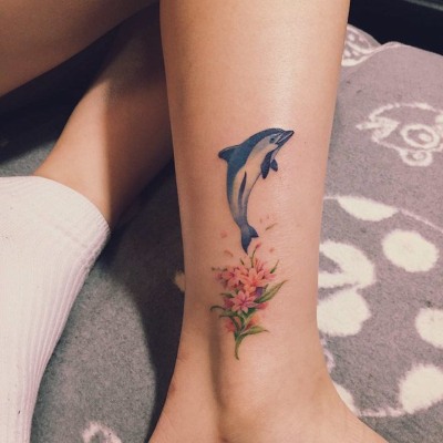 Tetovaže gležnja za djevojčice: natpisi na latinskom, narukvice, cvijeće. Fotografije i skice, značenja crteža