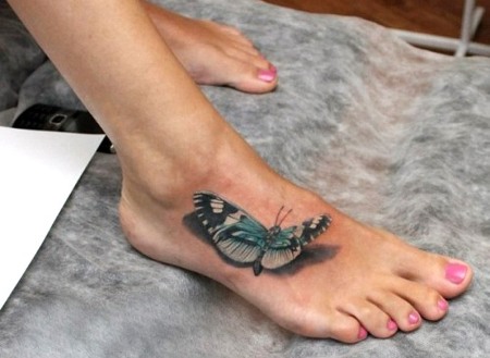 Tetovaže gležnja za djevojčice: natpisi na latinskom, narukvice, cvijeće. Fotografije i skice, značenja crteža