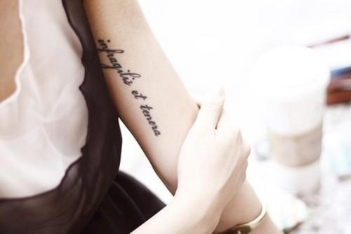 Tatuajes en el interior del brazo para niñas. Patrones de mujeres populares y sus significados. Fotos y bocetos