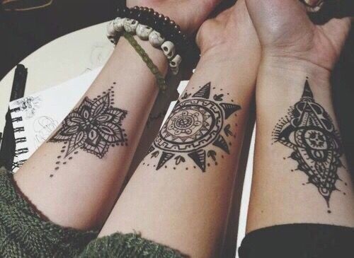 Tatuaże na wewnętrznej stronie ramienia dla dziewczynek. Popularne wzory kobiet i ich znaczenie. Zdjęcia i szkice