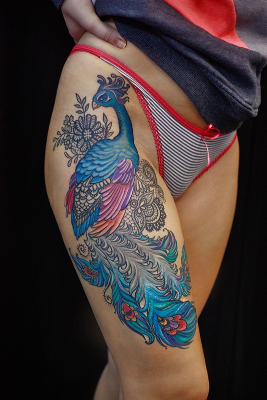 Tatuatge de ploma: el significat d'una nena amb una paraula, ocells, un paó a la cama, el braç, el canell, l'abdomen, el coll, l'esquena, la clavícula al costat