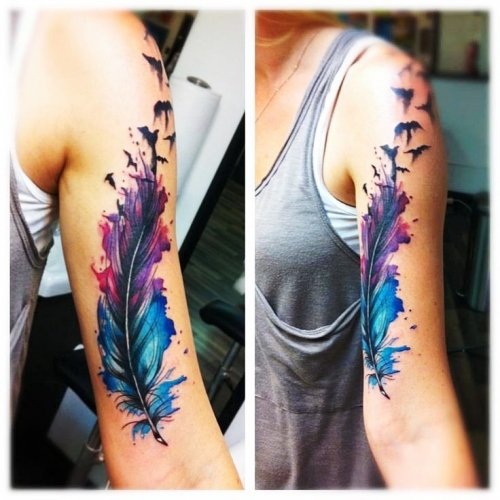 Höyhen tatuointi - tytön merkitys, jolla on sana, linnut, riikinkukko jalallaan, käsivarteen, ranteeseen, vatsaan, niskaan, selkään, solisluulle, hänen puolellaan