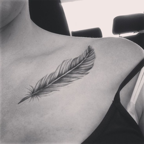 Tetovaža pera - značenje djevojke s riječju, pticama, paunom na nozi, ruci, zapešću, trbuhu, vratu, leđima, ključnoj kosti, na boku