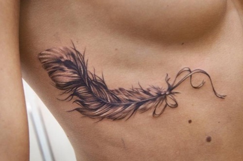 Tatuaje de plumas: el significado de una niña con una palabra, pájaros, un pavo real en su pierna, brazo, muñeca, abdomen, cuello, espalda, clavícula, de lado