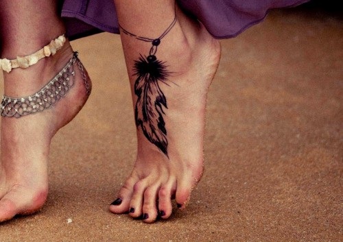 Spalvu tetovējums - meitenes nozīme ar vārdu, putniem, pāvu uz kājas, rokas, plaukstas, vēdera, kakla, muguras, atslēgas kaula, viņas pusē