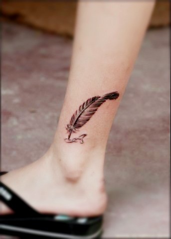 Tatu bulu - makna gadis dengan perkataan, burung, burung merak di kakinya, lengan, pergelangan tangan, perut, leher, punggung, tulang selangka, di sisinya