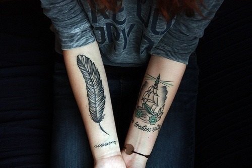 Höyhen tatuointi - tytön merkitys sanalla, linnuilla, riikinkukolla jalassa, käsivarressa, ranteessa, vatsassa, kaulassa, selässä, solisluulla, hänen puolellaan