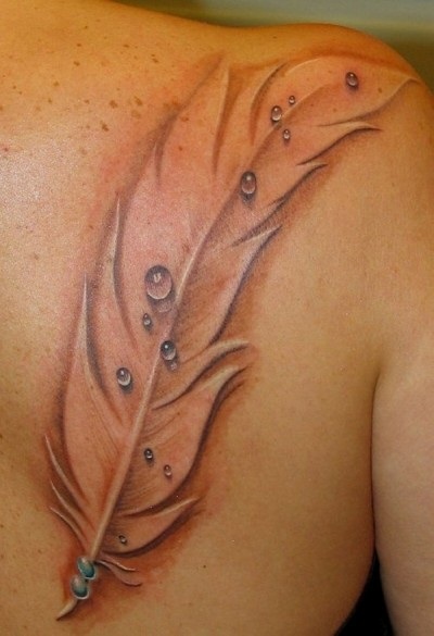 Tatuaj cu pene - semnificația unei fete cu un cuvânt, păsări, un păun pe picior, braț, încheietură, stomac, gât, spate, claviculă, pe partea ei