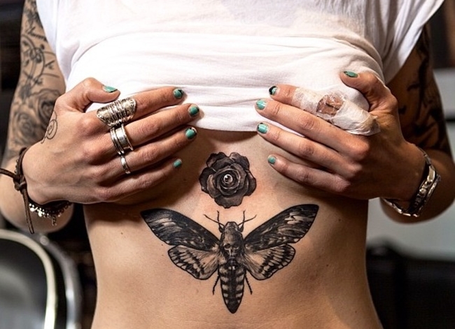 Mergaičių tatuiruotė po krūtinkauliu. Nuotraukos, eskizai ir reikšmės: užrašai su vertimu, maži, gražūs, rožių žiedai, širdis, gotika