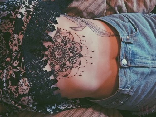 Tetovaža ispod prsne kosti kod djevojčica. Fotografije, skice i značenja: natpisi s prijevodom, mali, lijepi, cvijet ruže, srce, gotika