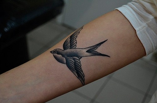 Fågeltatuering - betyder för tjejer tatueringar av en örn, falk, duva, svälja, uggla, fågelflock. Bilder och skisser
