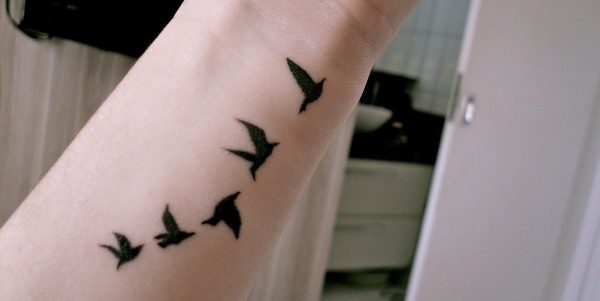 Tatuaje de pájaro: significado para niñas tatuajes de águila, halcón, paloma, golondrina, búho, bandada de pájaros. Fotos y bocetos