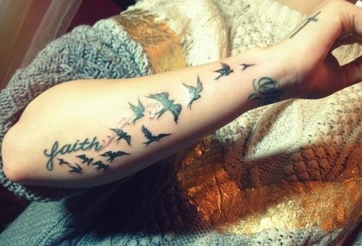 Putnu tetovējums - nozīmē meiteņu ērgļa, piekūna, baloža, bezdelīgas, pūces, putnu bara tetovējumus. Fotogrāfijas un skices