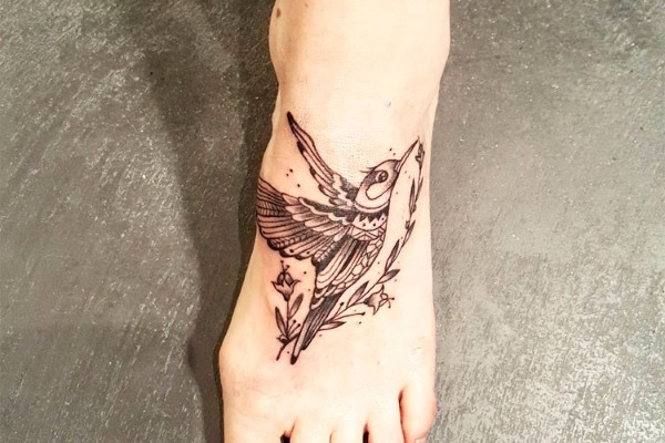 Putnu tetovējums - tas nozīmē meiteņu tetovējumus no ērgļa, piekūna, baloža, bezdelīgas, pūces, putnu ganāmpulka. Fotogrāfijas un skices