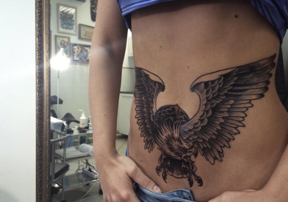 Vogeltattoo - bedeutet für Mädchen Tattoos eines Adlers, Falken, Taube, Schwalbe, Eule, Vogelschwarm. Fotos und Skizzen