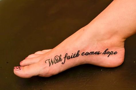 Tatuaje frumoase pentru fete. Foto: inscripții cu semnificație, modele, mici pe braț, picior, încheietură, claviculă, coapsă, simple și delicate