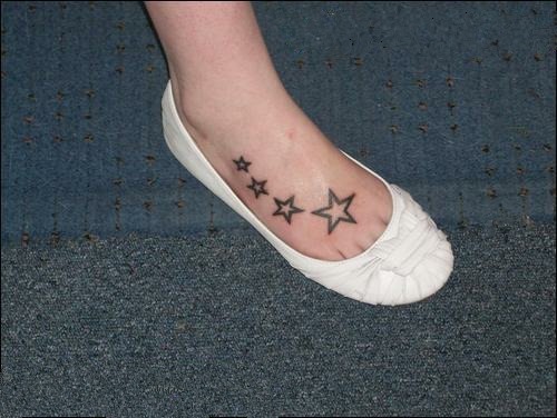 Tatuaje frumoase pentru fete. Foto: inscripții cu semnificație, modele, mici pe braț, picior, încheietură, claviculă, coapsă, simple și delicate