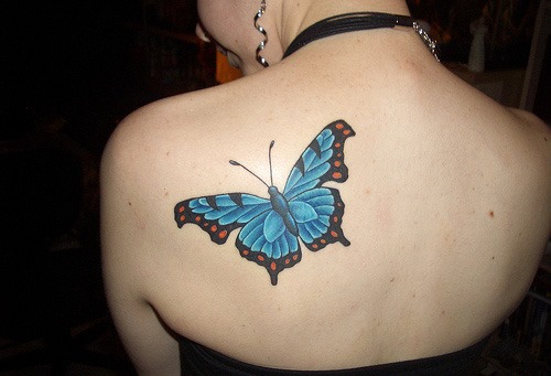 Tatuatges per a noies a l'esquena amb esbossos i fotos: inscripcions populars amb significats i traducció, ales i petits dibuixos