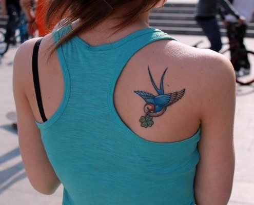 Tetovējumi meitenēm aizmugurē ar skicēm un fotogrāfijām: populāri uzraksti ar nozīmēm un tulkojumu, spārni un mazi zīmējumi