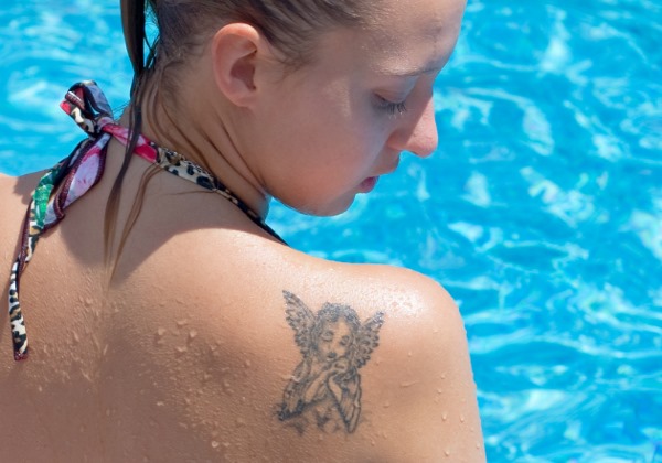 Axeltatueringar för tjejer: små, runda, inskriptioner, mönster, fåglar, djur, insekter. Betydelser och foton av de bästa tatueringarna