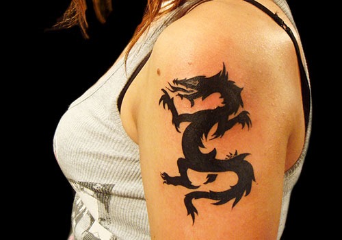 Tetování na rameno pro dívky: malá, kulatá, nápisy, vzory, ptáci, zvířata, hmyz. Významy a fotografie nejlepších tetování