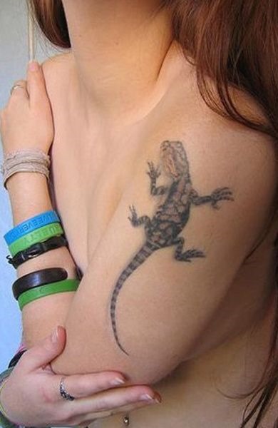 Tatuatges d'espatlla per a noies: petits, rodons, lletres, patrons, ocells, animals, insectes. Significats i fotos dels millors tatuatges