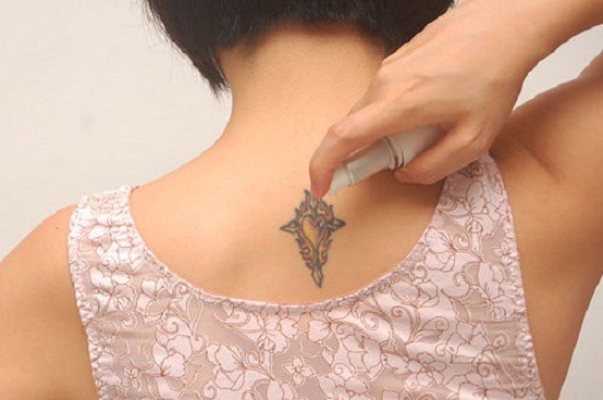 Tatueringar på nacken på flickorna - vackra hieroglyfer, indisk ritning, inskriptioner med en översättning med livets mening. Skisser, foton och betydelse