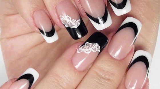 Veste noire et blanche sur les ongles avec strass, photos, beau design. Idées et photos