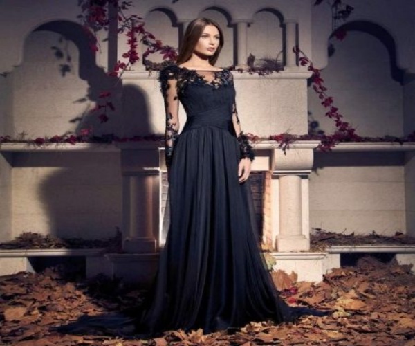 Crna večernja haljina do poda s prorezom, čipkom, otvorenih ramena, leđa, punašna, u Diorovom stilu. Fotografija