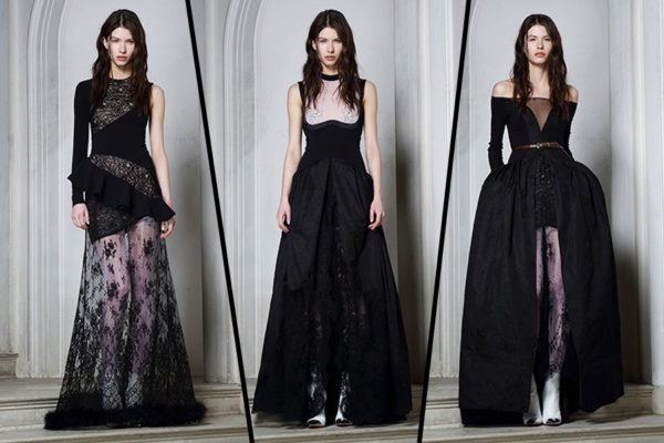 Crna večernja haljina do poda s prorezom, čipkom, otvorenih ramena, leđa, punašna, u Diorovom stilu. Fotografija