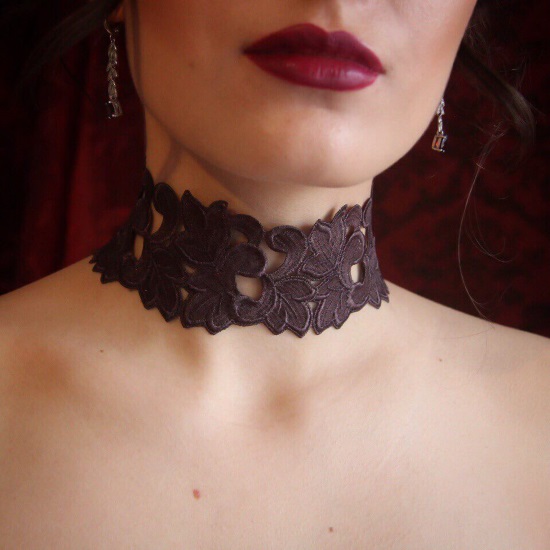 Davci na vratu: fotografije žena i muškaraca. Kako izraditi chokere od perlica, kože, čipke, slušalica, ogrlice s prstenom