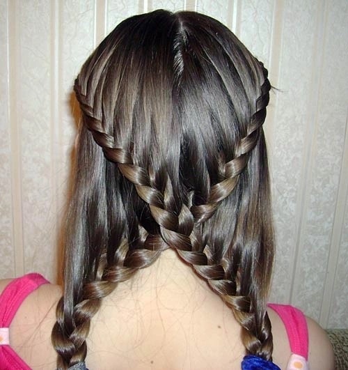 تسريحات الشعر مع التضفير للشعر الطويل للفتيات والنساء. كيف تنسج خطوة بخطوة بيديك. صورة