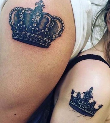 Tatuatge de corona al braç per a nenes, al canell. Significat, esbossos, fotos. Descodificació de la corona amb les lletres A, K, B, E, M