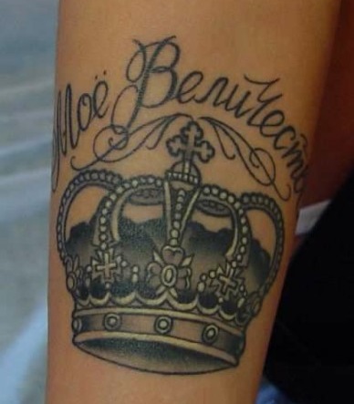 Tatuaje de corona en el brazo para niñas, en la muñeca. Significado, bocetos, fotos. Decodificando la corona con las letras A, K, B, E, M
