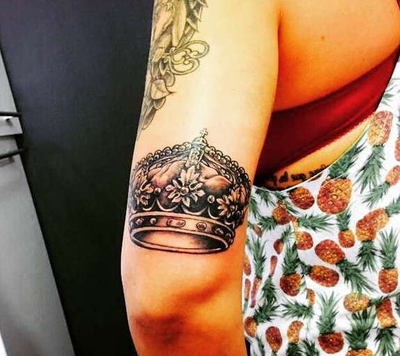 Kruunu tatuointi tyttöjen käsivarteen, ranteeseen. Merkitys, luonnokset, valokuvat. Dekoodaa kruunu kirjaimilla A, K, B, E, M
