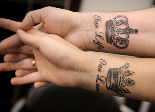 Tatuaj coroană pe braț pentru fete, pe încheietura mâinii. Înțeles, schițe, fotografii. Decodarea coroanei cu literele A, K, B, E, M