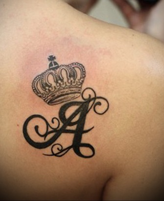 Tatuatge de corona al braç per a nenes, al canell. Significat, esbossos, fotos. Descodificació de la corona amb les lletres A, K, B, E, M