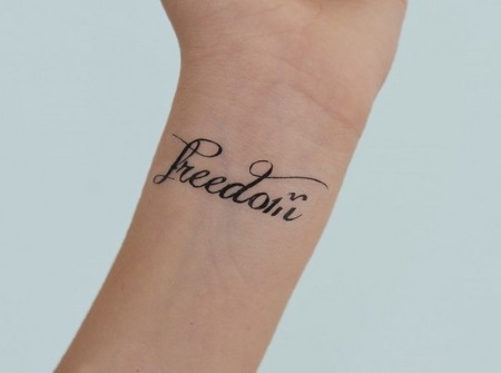 Tetovaža na zglobu za djevojčice. Fotografije, skice, natpisi s prijevodom, za uspjeh i sreću, cvijeće, drvo života. Značenje tetovaža