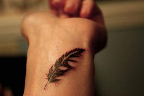 Tatuaż na nadgarstku dla dziewczynek. Zdjęcia, szkice, napisy z tłumaczeniem, na sukces i szczęście, kwiaty, drzewo życia. Znaczenie tatuaży