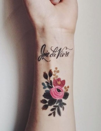 Tatuiruotė mergaitėms ant riešo. Nuotraukos, eskizai, užrašai su vertimu, sėkmei ir sėkmei, gėlės, gyvenimo medis. Tatuiruočių prasmė