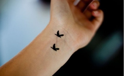 Tetovaža na zglobu za djevojčice. Fotografije, skice, natpisi s prijevodom, za uspjeh i sreću, cvijeće, drvo života. Značenje tetovaža