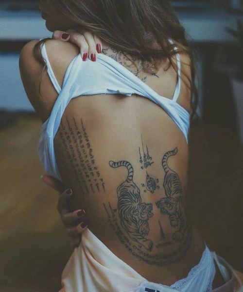 Inscripcions de tatuatges per a noies: amb significat, en llatí amb traducció, bells estils, esbossos, fotos