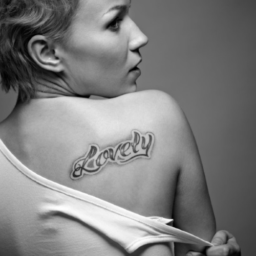 Napisy tatuaży dla dziewczynek - ze znaczeniem, po łacinie z tłumaczeniem, piękne style, szkice, zdjęcia