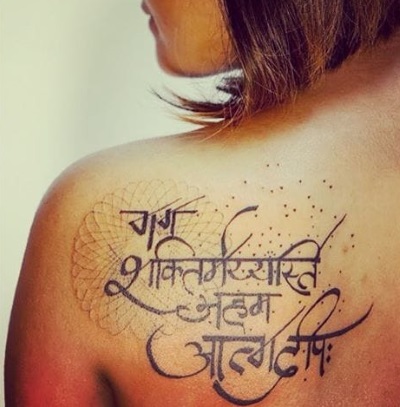 Nápisová tetování s překladem pro dívky a muže do angličtiny, ruštiny, latiny. Náčrtky, fotografie a význam