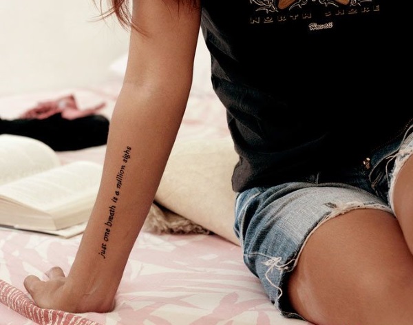 Tatuaże z napisami z tłumaczeniem dla dziewcząt i mężczyzn w języku angielskim, rosyjskim, łacińskim. Szkice, zdjęcia i znaczenie